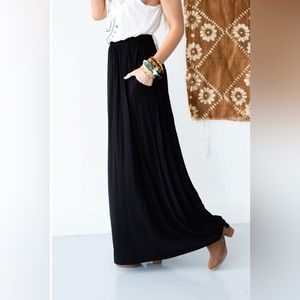 Pocketed Black Maxi Skirt